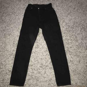 Ett par super snygga högmidjade svarta mom jeans ifrån monki i stl 24! Säljer pga att jag inte använder dessa och hoppas de kan komma till användning hos någon annan! Köparen står för frakt och tar emot swish!💗