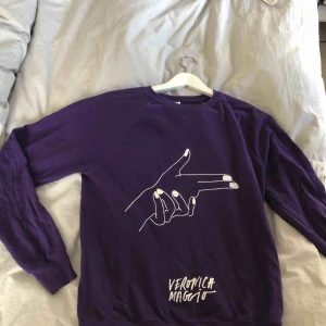  - Veronica Maggio merch! Lila tjocktröja, strl S men är oversized så passar nog personer med M också.