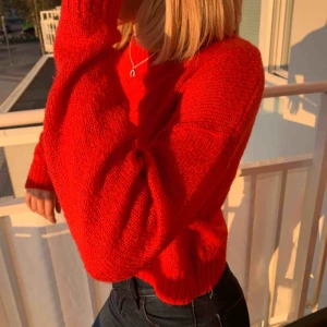  - Snygg röd stockad tröja från hm lite kortare modell! Frakt tillkommer