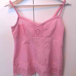  - Gulligt linne från Odd Molly i rosa färg och knappar på ena sidan. Storlek 0 vilket motsvaras av XS 