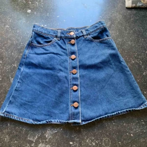  - Jeanskjol ifrån Monki. Storlek XS. Priset är inklusive frakt.