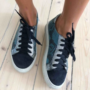  - Unika sneakers i skinn från Rizzo. Mycket fint skick! 