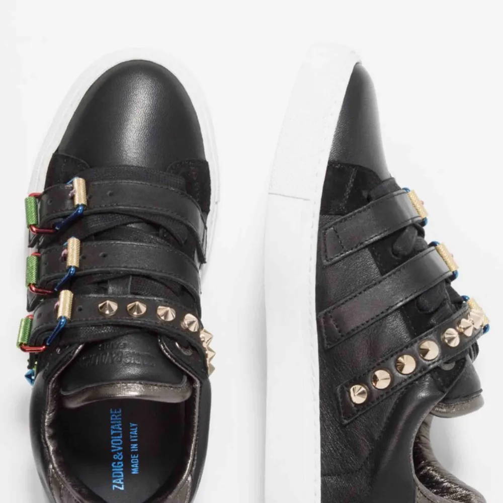 As snygga zadig Voltaire skor med nitar i olika färger💕 köpt från Zalando för 2200kr för cirka ett halvår sedan knappt använda så de är som nya. Möts endast upp elr så står köpare för frakt på dessa🖤. Skor.