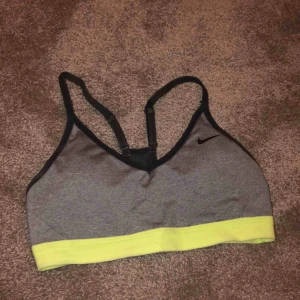  - Asskön nike-sport-bh. Använd en del och därför lite små noppror bak på det gula. Men helt hel och fräsch annars!! Frakten betalar du, annars kan vi ses i Stockholm<3