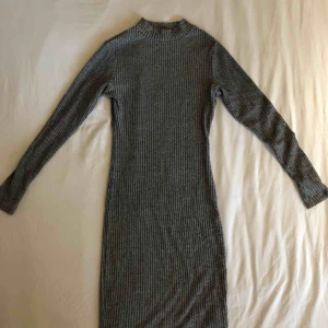  - Klänning från Cubus. Stretching. Knälång