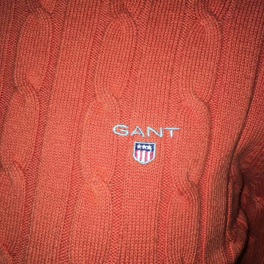Kabelstickad orange tröja från Gant i strl xs, passar även s. Jättefin färg och toppskick, köpt för ca 1300. Stickat.