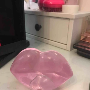  - Glas läppar från kosta Boda  Nypris 500kr Bra skick