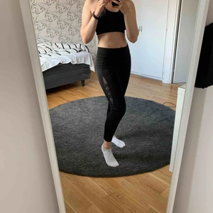  - Träningstights med fina detaljer på sidorna. Vet inte vilken storlek det är men jag har storlek M och midjan är lite för stor för mig, men benen sitter bra. De är använda en gång. 50kr + frakt om vi inte kan mötas upp i Gävle.