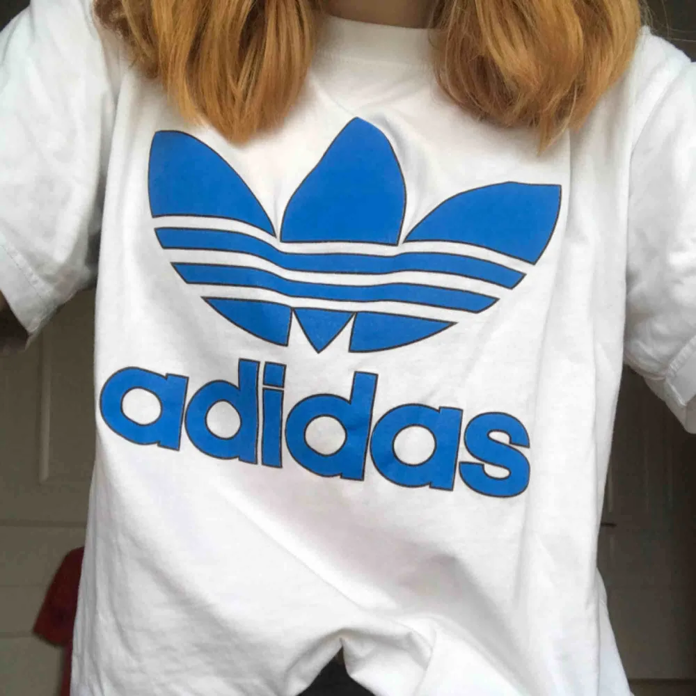 Snygg T-shirt från Adidas, inte använd allt för mycket så i bra skick. Köparen betalar frakt.. Tröjor & Koftor.