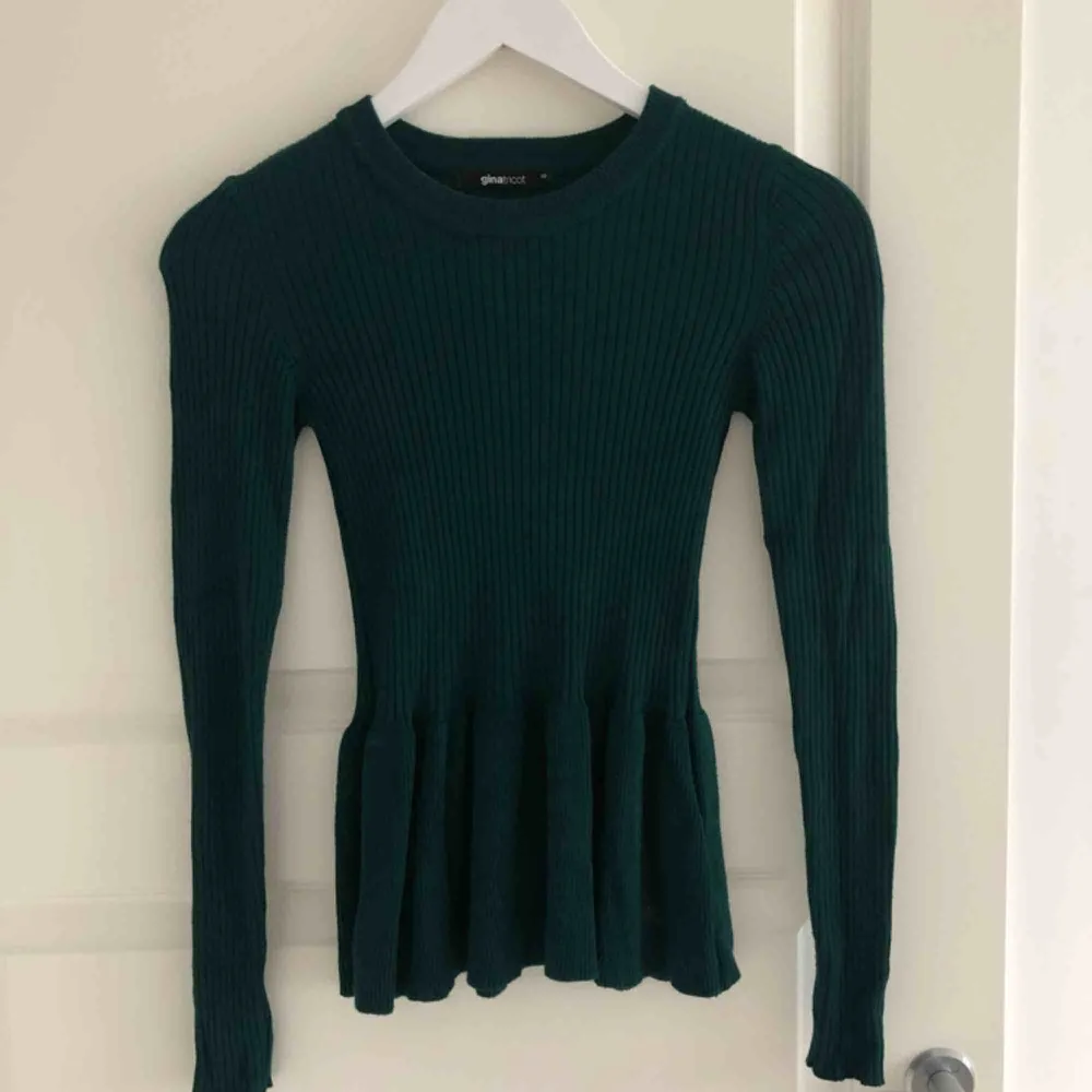 Mörkgrön fin tröja från Gina Tricot. Använd fåtal gånger så i fint skick. Frakt betalas av köparen :). Tröjor & Koftor.