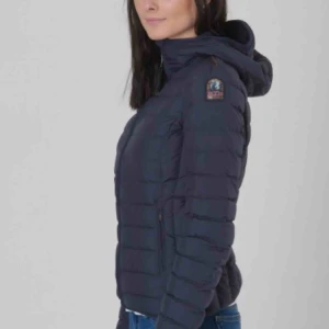  - En väldigt fin parajumper jacka, som är köpt för två månader sen. Men är för liten för mig ;( 