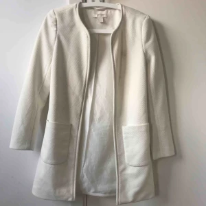  - Fin vit kappa, knappt använd. Frakt tillkommer.