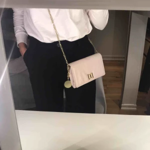  - Superfin väska från Don Donna! Använd max 5 gånger och därför i toppskick, kedjan går att ta av för att använda som kuvertväska!