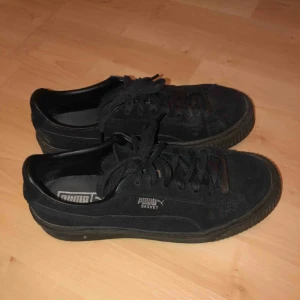  - Skitsnygga svarta platform puma skor! Använda under typ 1 vinter men väldigt bra skick. Pris kan diskuteras vid snabb affär (köparen står för frakt)