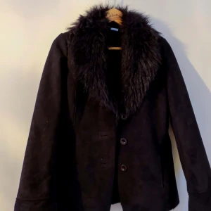  - Supervarm(!) jacka med fuskpälskrage. Mjukt mysigt foder i hela jackan.