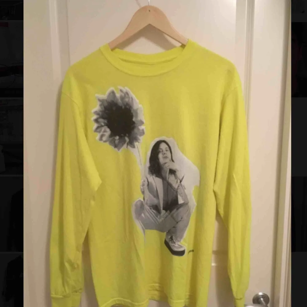 BØRNS merch-tröja köpt i Los Angeles på hans konsert. Nypris: 399 kr Säljs för 150 kr. Tröjor & Koftor.