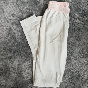  - Snygga och bekväma träningstights från bringsportswear! I storlek xs men passar även s  Säljer pga för små  Nypris 499kr  Kan mötas upp i stockholm eller skickas Säljer pga för små    