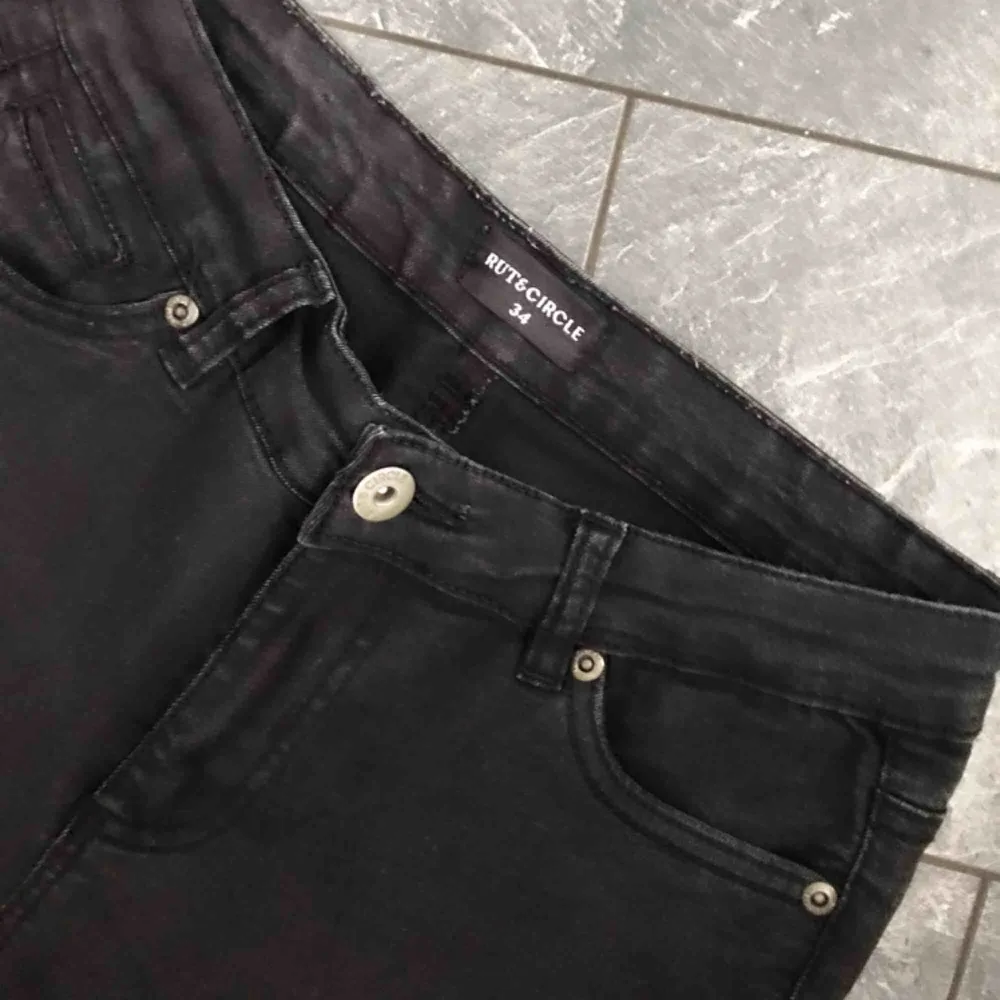 Svarts bootcut jeans från rut&cirkle i storlek 34 men skulle säga att de passar bättre på en storlek s! 😊 (Sömmarna är ej lika ljusa i verkligheten) . Jeans & Byxor.