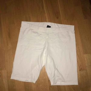  - vita cykling byxor eller vad man ska säga, storlek XXL. Passform M/L. Frakt tillkommer!