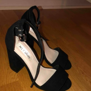  - Snygga klackskor från Nelly i strl 36, endast använda en gång. Köparen står för frakten.