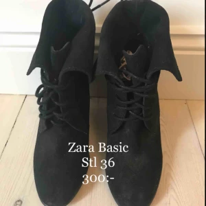  - Skor från Zara. Skorna är i svart mocka och har kilklack. Smala i foten. Snörning som kan knytas både fram och bak. Helt oanvända.