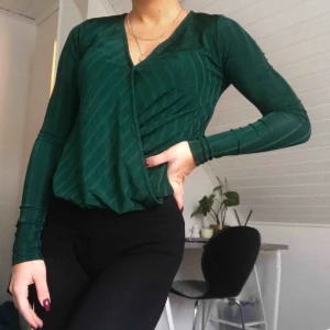  - Fin omlott blus från Gina Tricot, använd 1 gång 🌱 köparen står för frakt!
