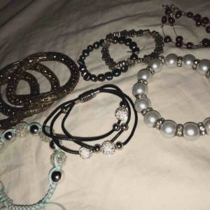  - Armband Paketpris : 45 kr Bild 1 - 10,20,10 kr Bild 2 - 5 kr / st (alla 3 :10 kr) Resten - 5 kr/ st (alla 3: 15 kr)