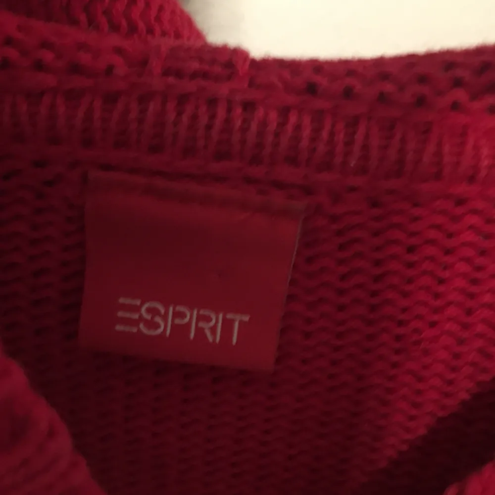 Röd stickad hoodie från Esprit! Köparen står för frakten. Stickat.