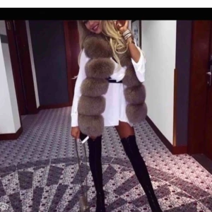  - Jag säljer min silver-räv pälsväst.  Stl är som M, men jag skulle påstå att det är som One size. 70 cm lång. AFärg: Khaki/light brown. Använder aldrig, köpte för ca 1 år sedan. 
