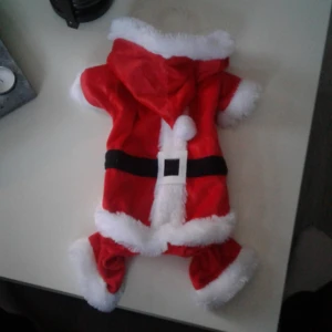  - Säljer en oanvänd juldress för hund i storlek S. Säljes pga att den var för liten, 15kr +frakt. Betalas med swish🙆  🎉