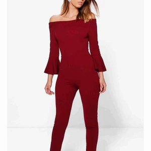  - Säljer min jumpsuit från Boohoo i vinröd  Använd 2 gånger 