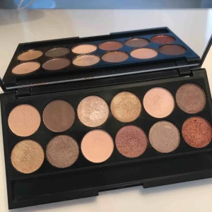  - Sleek i-Divine eyeshadow palette. Aldrig använd, bara swatchat några färger. Frakten är inkluderad i priset. Betalning med swish