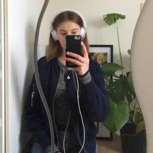  - Marinblå bomberjacka från chiquelle. Välanvänd under ca 2 års tid vilket dock inte syns då den varken är sliten eller smutsig. Superbra passform. Frakten är inräknat i priset men kan även mötas upp runt Växjö/åseda🤩✨