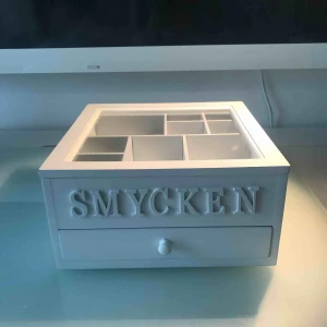  - Organisera dina smycken! Perfekt förvaring för den som samtidigt vill skydda och kunna förvara sina saker. 