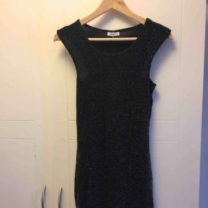  - Knälång klänning som är helt ny! Lappen kvar! Köparen betalar frakten!