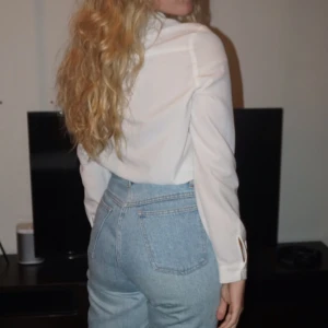  - Stentvättade mom-jeans med fransar på fickorna. Strl 40 men känns mer som 38. Köparen betalar frakten