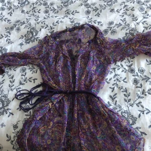  - Fin blus köptes på Zara , passar både small/Medium . Riktigt fint under sommarn . 