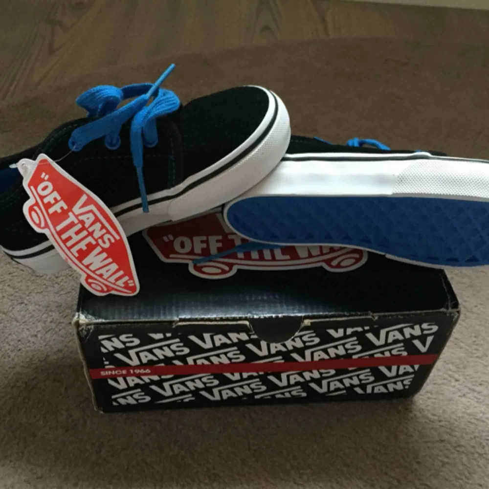 Vans Vulcanized Suede - Barn Storlek 25 👟 Helt nya oanvända superfina Vans Classics för barn i storlek 25! Modell Vulcanized (Suede) Black/French Blue. Köpta för 680 kr 🏂⭐️. Skor.