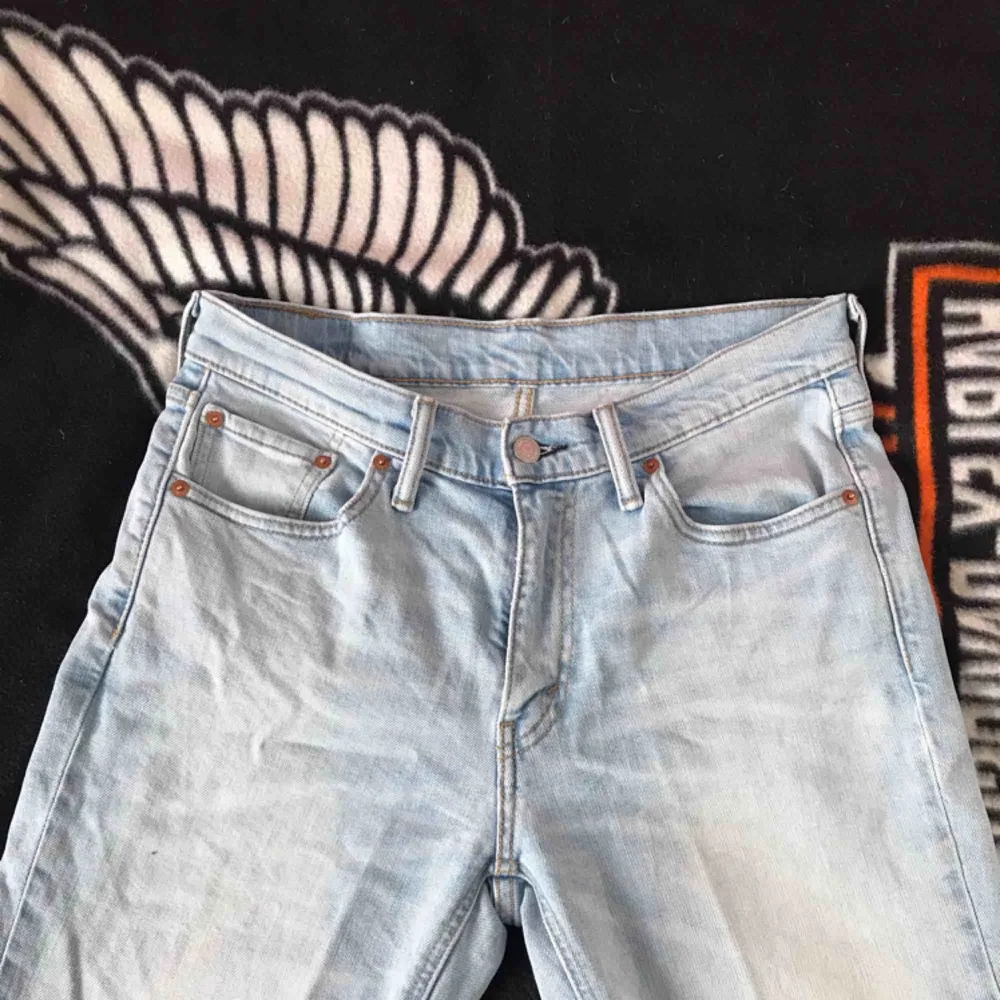 Ljusblåa 541 Levi’s jeans, Mycket bra skick, köpta på secondhand. Jeans & Byxor.