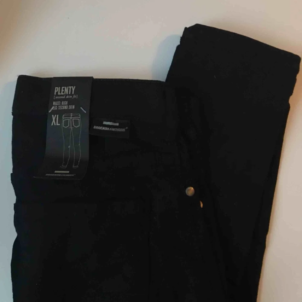 Slim fit jeans med hög midja från DR Denim, aldrig använda med lappen kvar!! Köpare betalar frakt🤩. Jeans & Byxor.