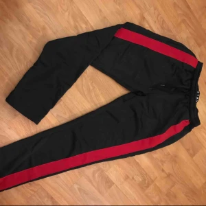  - Snygga byxor från Carlings, märket Stay. Jättesköna och fina. Sparsamt använda. Dragsko i midjan. Kontant/Swish Avhämtning/möte, skickar ej