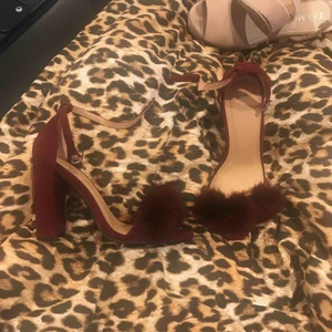  - Köptes i ett köpcenter i frankrike i somras så har inge minne av butikens namn! Helt nytt skick då de inte används utan bara stått här hemma. Sitter som dom ska annars men jag har extremt bred fot så därför trivs jag inte i dom.Skriv pris i chatten!!