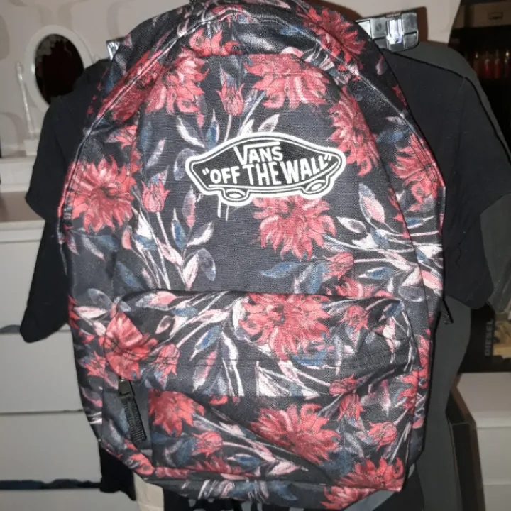 Härlig Vans ryggsäck som tyvärr använts alldeles för lite. Coolt blommigt mönster och mycket rymlig. . Väskor.