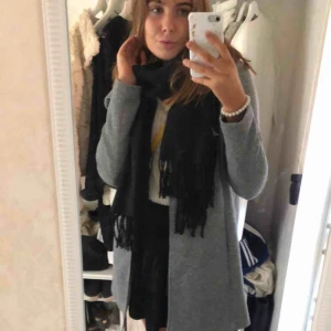  - En grå jättemysig kappa ifrån vero Moda med luva. Pris inklusive frakt är är 270