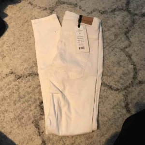  - Vita molly jeans från gina strl s  aldrig använda