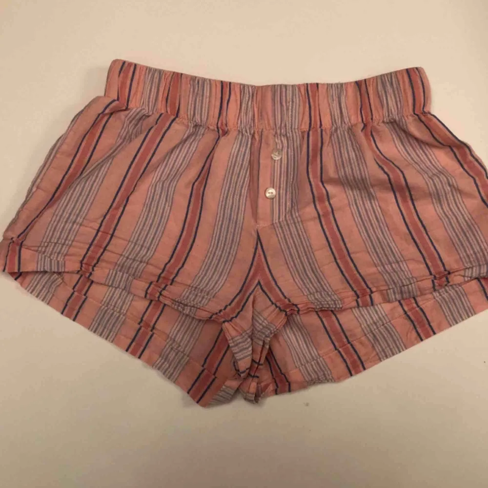 Söt pyjamas från Womens secret. Toppen är aldeig använd och shortsen max 1-2 gånger. 90kr inkl. Frakt för båda delarna. Övrigt.