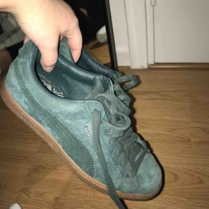  - Puma basket skor i mocka, skit snygga och i bra skick! Jag står för frakten.