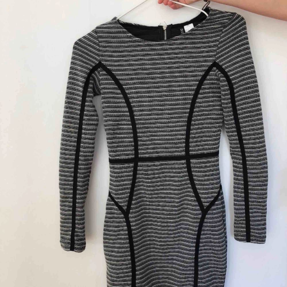 Säljer denna klänningen från H&M i strl XS. Säljer pga av aldrig använd. Tar emot swish:). Klänningar.