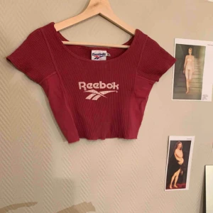  - Old school väldigt fin cropped Reebok tröja i stretchigt ribbat material, använd fåtal gånger. (Fraktkostnaden står för köparen)
