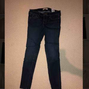 Mörkblå jeans från Hollister i tight modell. W25, L29. Tar bud.
